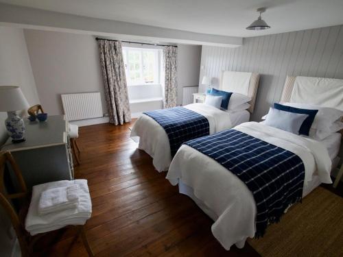 En eller flere senge i et værelse på Luxury 3 Bed Cottage on Rewilding Estate