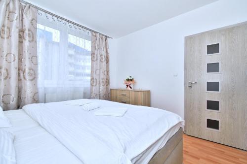 Ένα ή περισσότερα κρεβάτια σε δωμάτιο στο Emerald Marble Serenity Apartment