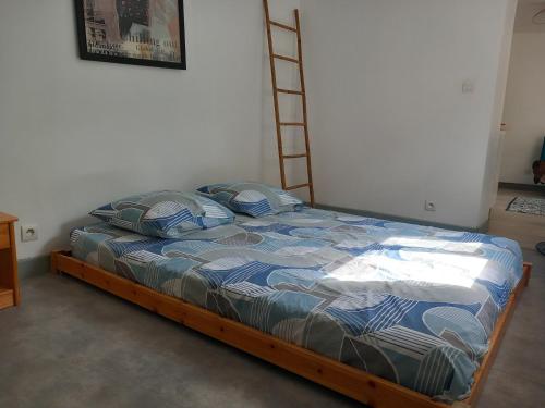 - une chambre avec un lit et une échelle dans l'établissement Petite maison proximité mer et port, à La Ciotat