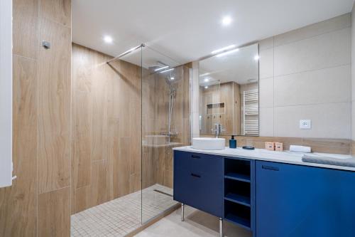 une salle de bain avec une douche en verre et un lavabo dans l'établissement Rooftop 3 pièces avec Piscine face mer, à Villeneuve-Loubet