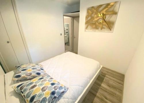 - une petite chambre avec un lit et un oreiller dans l'établissement Le Miradou, avec parking, à Collioure
