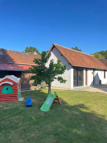 plac zabaw w ogrodzie z drzewem i zjeżdżalnią w obiekcie LA DEMEURE DU CERF - gîte de charme privatif en Sologne 6P avec Jacuzzi et piscine chauffée - Lamotte Beuvron Zoo de Beauval Center parcs w mieście Chaon