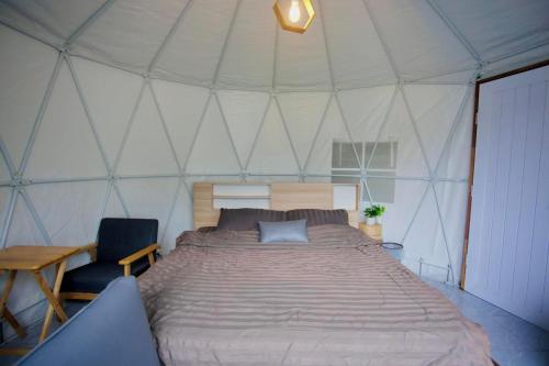 Katil atau katil-katil dalam bilik di Inthanon Mountain Camp