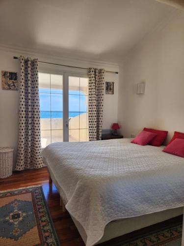 une chambre avec un lit avec vue sur l'océan dans l'établissement villa de la mer, à Conca