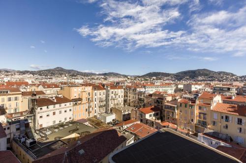 Vue générale sur la montagne ou vue sur la montagne depuis l'hôtel