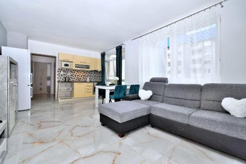 Η κουζίνα ή μικρή κουζίνα στο Emerald Marble Serenity Apartment