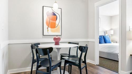 Ένα ή περισσότερα κρεβάτια σε δωμάτιο στο Landing Modern Apartment with Amazing Amenities (ID1805X71)