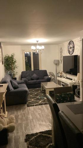 un salon avec deux canapés et une table dans l'établissement Appartement Quesnay, à Livry-Gargan