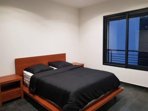 une chambre avec un grand lit et une fenêtre dans l'établissement 3 pièces MOUGINS dans villa contemporaine, à Mougins