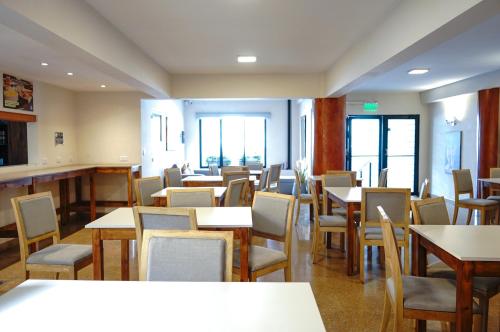 a dining room filled with tables and chairs at GS Hotel in Salta
