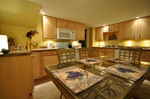 A kitchen or kitchenette at Atlantis Inn Hotel