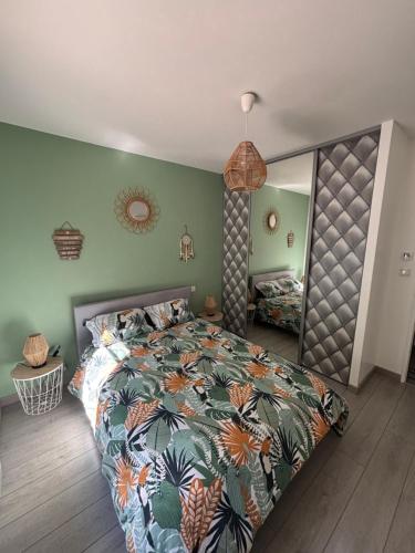 une chambre avec un lit et un grand miroir dans l'établissement Maison du Pic Épeiche, à Malemort-sur-Corrèze