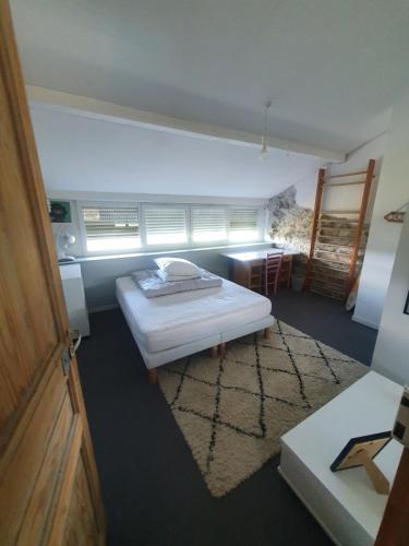 - une chambre avec 2 lits et une table ainsi qu'une chambre avec une cloison de service dans l'établissement Maison 8 personnes avec piscine chauffée en Ardèche Safari Peaugres, à Roiffieux