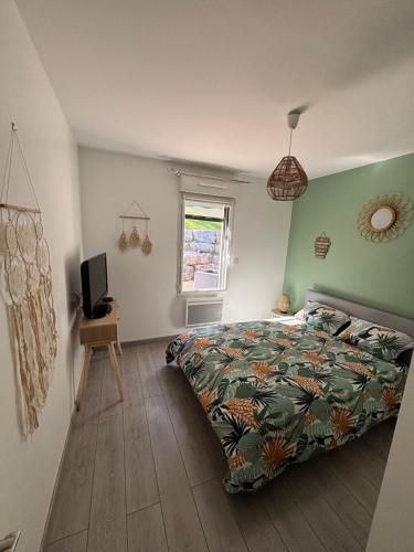 une chambre avec un lit et une télévision dans l'établissement Maison du Pic Épeiche, à Malemort-sur-Corrèze