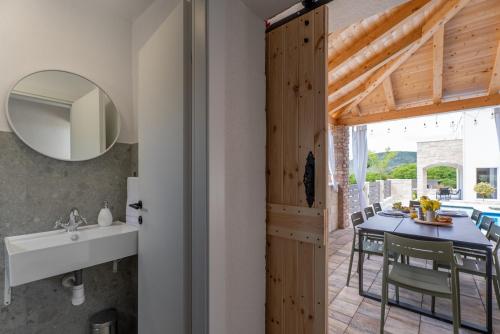 Fotografie z fotogalerie ubytování NEW! Villa Domus Alba - A Tranquil Family Hideaway with Private Pool v destinaci Suhi Dolac