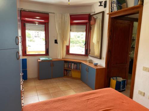 Un dormitorio con una cama y una estantería. en Giaco's Apartments 3, en Villasimius