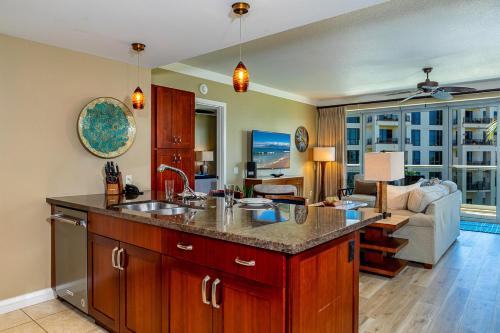 una cucina con piano di lavoro e un soggiorno di Honua Kai Hokulani 310 by Coldwell Banker Island Vacations a Kaanapali