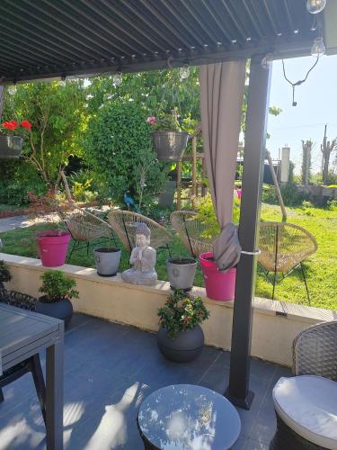 Κήπος έξω από το Chambre d'hôtes Orchidée