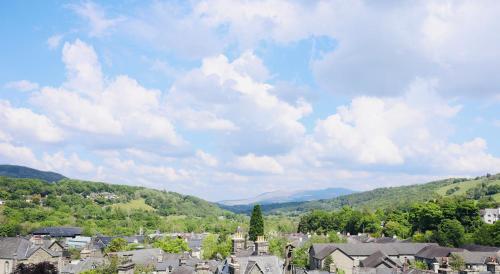 Una vista de una ciudad con montañas al fondo. en Dolgellau Grand Heights Apt, en Dolgellau