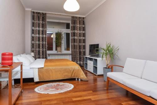 a bedroom with a bed and a couch at 2х комнатная, Крещатик 23, VIP, Центр, Просторная, Тихая in Kyiv