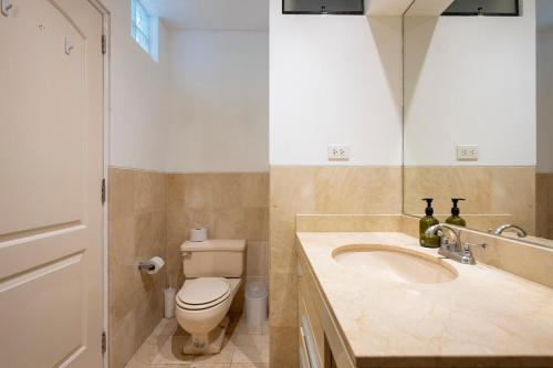 Koupelna v ubytování Luxury Duplex Stunning Golf Views - Prime Location