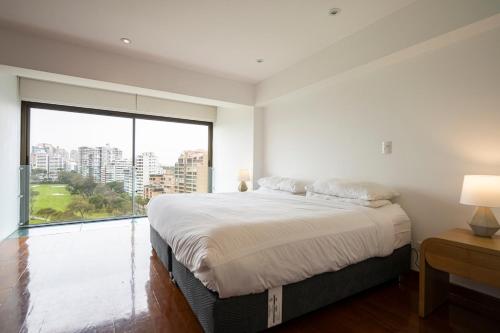 Postel nebo postele na pokoji v ubytování Luxury Duplex Stunning Golf Views - Prime Location