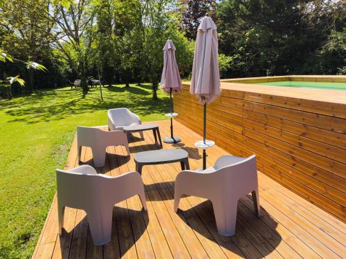 a deck with chairs and umbrellas next to a pool at Villa Visocchi Bed and Breakfast in Atina