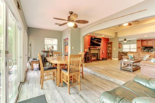 Χώρος καθιστικού στο Fish, Swim and More Lakefront Retreat in Ocklawaha!