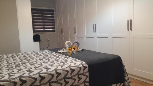 una camera da letto con un letto con una coperta bianca e nera di Apartamento Carmen a Morro del Jable