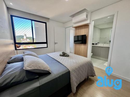 a bedroom with a bed and a large window at S806T1 Vista Incrível + Beto Carrero e Praia! in Penha