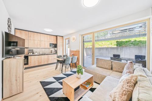 ein Wohnzimmer mit Couch und Tisch in der Unterkunft Apartmán Král Šumavy in Železná Ruda