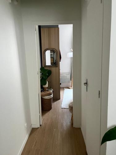 un couloir avec une porte s'ouvrant sur une chambre dans l'établissement Appartement quartier Montorgueil, à Paris