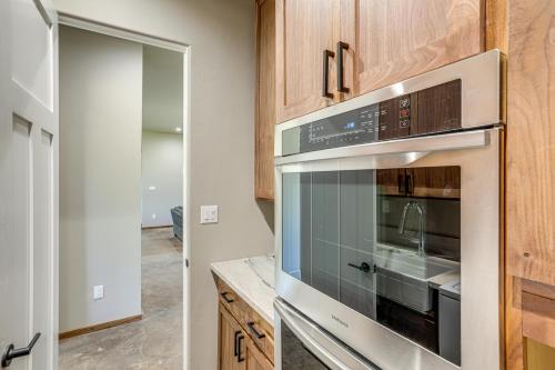 Η κουζίνα ή μικρή κουζίνα στο 2 Mi to Lake Almanor Home with Golf Course Views!