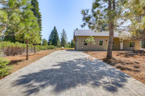Κήπος έξω από το 2 Mi to Lake Almanor Home with Golf Course Views!
