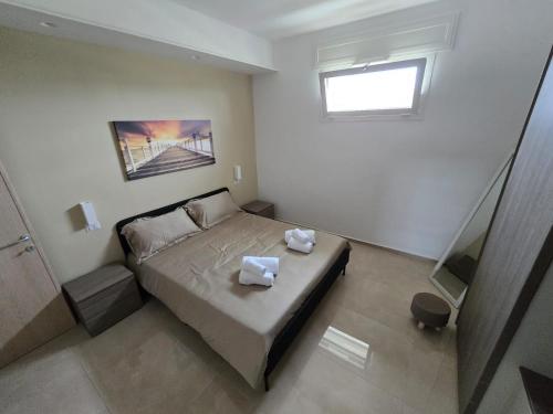 A bed or beds in a room at "WOW TOTAL GREEN AD IMPATTO ZERO Villetta Occasione a Giugno 3 CAMERE DA LETTO, 3 BAGNI a 50 mt dalla spiaggia e dai lidi