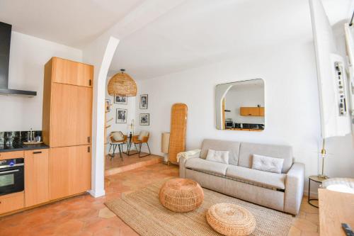 un salon avec un canapé et une table dans l'établissement Chez Cesar - Appart 2 ch avec clim - Saint-Charles, à Marseille