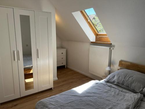 Ένα ή περισσότερα κρεβάτια σε δωμάτιο στο Maisonette Ferienwohnung, fußläufig zum Fleesensee mit eigenem Garten