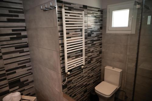 Un baño de Modern house in Stratoni