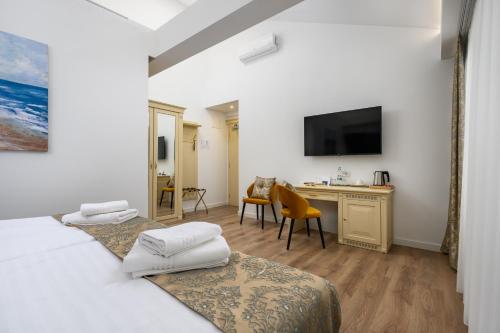 Ein Bett oder Betten in einem Zimmer der Unterkunft Boutique Hotel Golden Key - Poreč - Bed & Breakfast