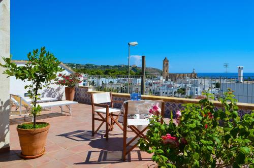 eine Terrasse mit zwei Stühlen, einem Tisch und einigen Pflanzen in der Unterkunft Casa dell'Ospite in Santa Maria di Leuca
