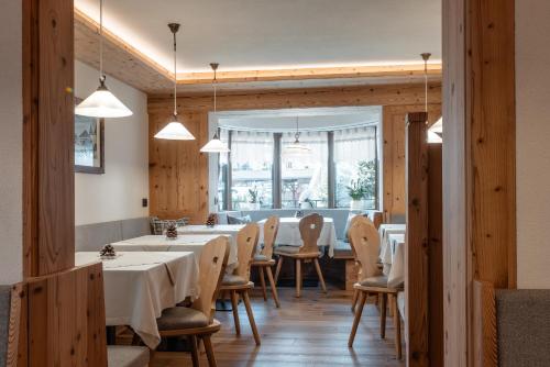 a dining room with a long table and chairs at Villa Resi B&B in Corvara in Badia