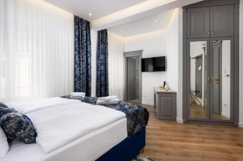 Ein Bett oder Betten in einem Zimmer der Unterkunft Boutique Hotel Golden Key - Poreč - Bed & Breakfast