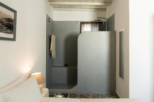 a bathroom with a bath tub in a room at Thavma View Milos in Firopótamos