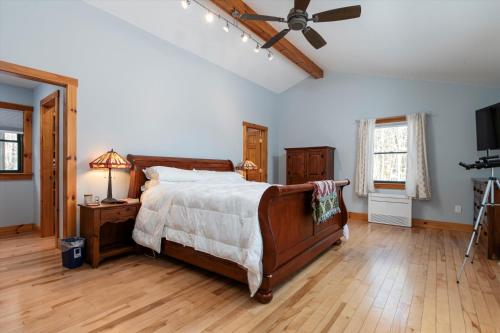 a bedroom with a bed and a ceiling fan at Spacious 5-bedroom Chalet with AC and WiFi in charming Chester in Chester