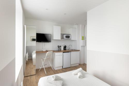 Cette chambre comprend un lit et une cuisine avec un bureau. dans l'établissement Brocéliande, à Brest