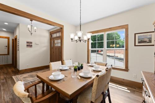 Ruang duduk di Spacious Waterfront Home on Lake Norman with Firepit Views and Dock Access