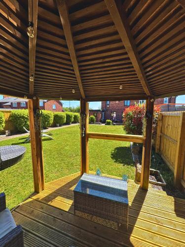 Κήπος έξω από το Luxury 3-Bed w- garden & game Room 5 mins from Chester
