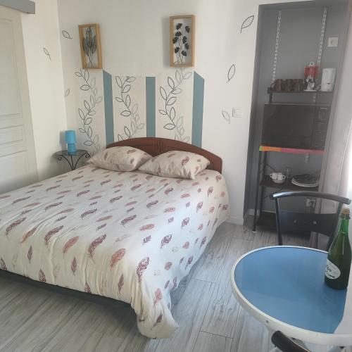 Postel nebo postele na pokoji v ubytování Chambre pour 2 personnes à Formigny RDC