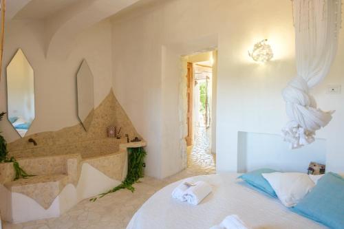 Ένα ή περισσότερα κρεβάτια σε δωμάτιο στο Romantic House with Bathtub in Room 5 min Porto Cervo