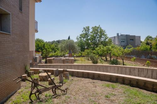 Κήπος έξω από το L'Ametller, casa Alt Empordà